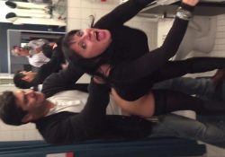 Graba a su esposa en el baño publico mientras otro se la coge